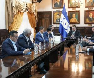 La reunión fue encabezada por el presidente del Poder Legislativo, <b>Tomás Zambrano</b>, y contó con la participación de representantes del sector empresarial.