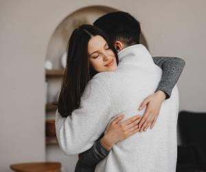 El amor sigue siendo importante, pero ya no es suficiente por sí solo. Hoy, muchas personas entre los 25 y 45 años buscan algo más concreto: estabilidad emocional, comunicación clara, apoyo real y una visión compartida del futuro.