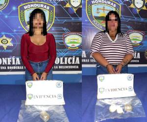 Una de las mujeres portaba tres envoltorios con supuesta <b>droga</b>, mientras que la segunda llevaba un envoltorio.