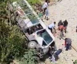 Se desconoce qué provocó que el bus cayera por la hondonada.