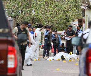 Decenas de casquillos y la pareja tirada en la acera, así quedó la escena del doble crimen registrado la mañana de este miércoles en la colonia Estados Unidos de la capital.