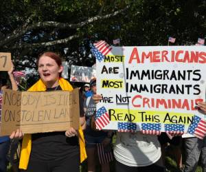 En diversas ciudades de Estados Unidos se llevaron a cabo acciones de protesta contra las redadas para capturar a los inmigrantes indocumentados que son impulsadas por el presidente Donald Trump este sábado. La indignación es tal que ni su casa en Mar-a-Lago se salvó de los manifestantes.