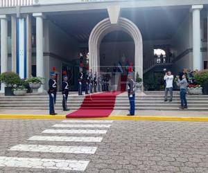 El Primer ministro beliceño llegó a Casa Presidencial donde se desarrollará la reunión con el presidente hondureño Nasry Asfura.