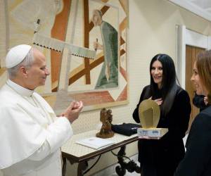 Pausini recibió ante la presencia de León XIV el premio 'Global Icon' otorgado por 'Billboard Italia'.