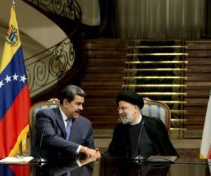 Nicolás Maduro junto al presidente iraní Ebrahim Raisi al firmar el acuerdo por 20 años.
