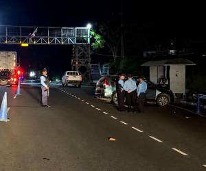 Personal de Medicina Legal y Ciencias Forenses se desplazó hasta el sitio para realizar el levantamiento cadavérico de la mujer que perdió la vida en el lugar.