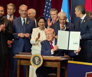 Trump, junto a otros 12 de sus homológos latinoamericanos, firmó el compromiso.