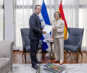 El nuevo embajador del Reino de España, Guillermo Escribano Manzano, al momento de presentar las copias de estilo a la Canciller de la República, Mireya Agüero, en la Secretaría de Relaciones Exteriores.