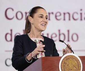 La presidenta de México, Claudia Sheinbaum, habla durante su conferencia de prensa este jueves, en la Ciudad de México (México).
