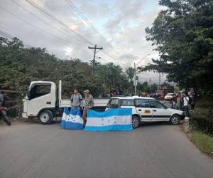 Las obras paralizadas en Mateo provocaron nuevas protestas, donde los pobladores exigen que la SIT termine de una vez la carretera dañada.