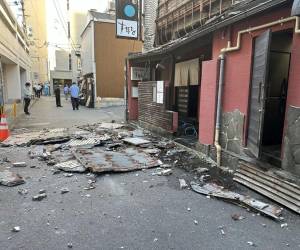 El derrumbe de un centro comercial en Kumamoto dejó dos víctimas mortales y una decena de personas siguen desaparecidas.