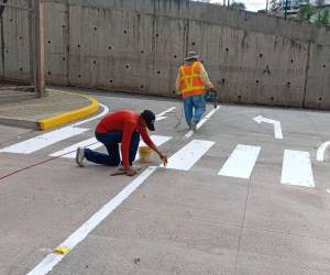 La Alcaldía también realizó trabajos de señalización vial en las inmediaciones de Casa Presidencial, donde se pintaron bordillos y líneas de tránsito con el objetivo de ordenar el espacio público y reforzar la seguridad vial en la zona.