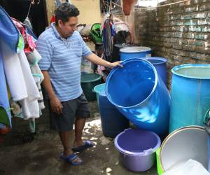 La crisis hídrica golpea las zonas altas. “Solo llega durante media hora”, relata Josué, quien debe hacer rendir el agua por 12 días.