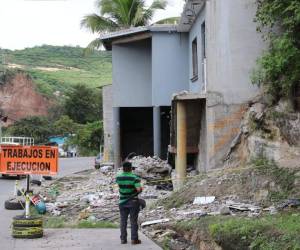 La liberación de terrenos en la salida al sur permitió comenzar la demolición de viviendas, una intervención necesaria para ampliar la carretera y mejorar el tránsito