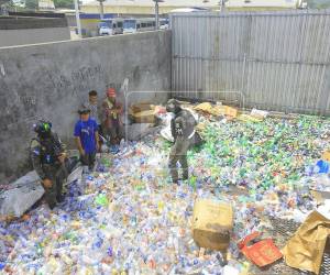 Tras el intenso operativo de la Policía Militar, junto a binomios del Batallón Canino, en el área de basureros y reciclaje de la Gran Central Metropolitana en San Pedro Sula, fue encontrada droga oculta entre los desechos sólidos. Aquí las imágenes del operativo.