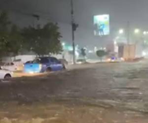 En zonas vulnerables ya se reportan inundaciones, calles anegadas y dificultades para la circulación de vehículos.