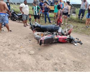 Los dos motociclistas impactaron de manera frontal lo que dejó uno de los conductores fallecidos y el otro herido, por lo que fue trasladado a un centro asistencial.
