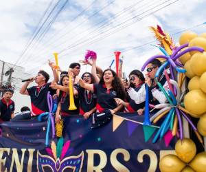 Al más puro estilo carnavelesco, los Seniors 2027 de la Escuela Bilingüe Honduras, realizaron su tradicional Entrance con una caranava por las calles de Comayagua.
