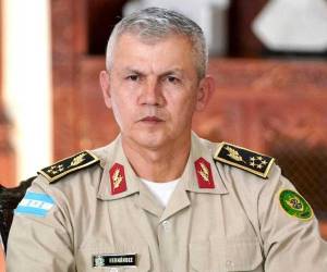 Roosevelt Hernández, general en condición de retiro, enfrenta un proceso judicial por delitos relacionados con acciones contra periodistas y la libertad de expresión.