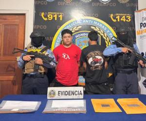 Durante la acción policial, a los sospechosos se les decomisaron varias dosis de supuesta cocaína.