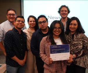Olga Britto, directora de WAN-IFRA LATAM; los coaches Claudia Báez y Christophe Israel, junto a los periodistas de Grupo OPSA, tras recibir el diploma de finalización del programa Newsroom AI Catalyst.