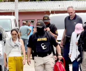 Los sospechosos al momento de ser detenidos por elementos de la Agencia Técnica de Investigación Criminal (ATIC).