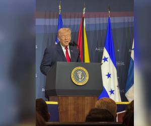 El mandario brindó declaraciones ante los invitados previo a la firma de compromisos.