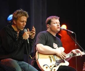 La historia de Sin Bandera comienza a inicios de los años 2000 cuando el compositor y productor mexicano Leonel García y el cantautor argentino-mexicano Noel Schajris coinciden en el medio musical casi por casualidad. En ese momento, ambos desarrollaban carreras individuales, pero la conexión creativa fue inmediata.
