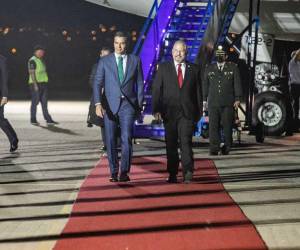 Momento en que el presidente Sánchez es recibido por el canciller Reina.