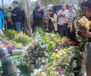 Con palabras de fe y consuelo, amigos de la periodista Bessy Carolina Martínez Ríos le dan hoy el último adiós tras su fallecimiento. Entre lágrimas, llegaron a dejar arreglos florales como muestra de amor y apoyo a sus familiares. Aquí las fotos.