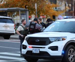 Videos del incidente muestran a algunas de las víctimas en el suelo frente a un restaurante de comida rápida, así como a paramédicos que sacan en camillas a los heridos del centro comercial.