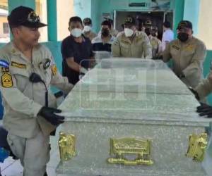 Junto a varios elementos del Cuerpo de Bomberos, el féretro de Nasser Hilsaca fue retirado del Hospital General Atlántida, en La Ceiba, tras confirmarse su fallecimiento este sábado 8 de agosto. Así fue sacado del centro hospitalario.