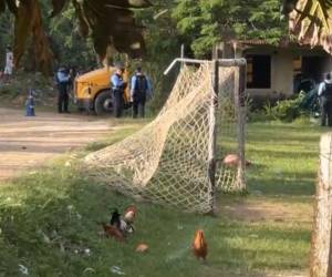 Una de las víctimas quedó tirado en el campo de fútbol en Nisperales, Puerto Cortés.