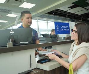 En las principales terminales aéreas del país, permanece el personal del Instituto Nacional de Migración para atender a las personas que se desplazan en este periodo de Semana Santa.