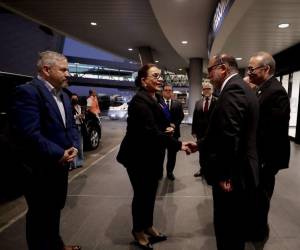 La Presidenta Xiomara Castro es recibida por personal enviado por el Vaticano.