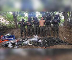 Armas de alto poder, presunta droga y equipo tecnológico que, según las autoridades, era utilizado para actividades ilícitas, fueron decomisados en las últimas horas. Aquí las imágenes.