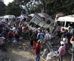 La explosión de un cilindro bomba lanzado el sábado por presuntos disidentes de las FARC en un tramo de la Vía Panamericana, en el departamento colombiano del Cauca (suroeste), dejó 19 civiles muertos, cinco más de los informados la víspera, señalaron este domingo las autoridades.