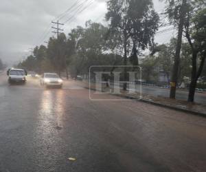 Las lluvias continuarán este domingo 20 de septiembre en Honduras, con chubascos moderados y fuertes dispersos, acompañados de actividad eléctrica en la mayor parte del territorio nacional, por lo que las autoridades piden a la población tomar medidas de precaución, especialmente en las zonas que ya han resultado afectadas por las recientes precipitaciones.
