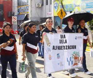 Centros educativos de San Pedro Sula salieron a las calles este martes 8 de septiembre para desfilar y conmemorar el Día Internacional de la Alfabetización.