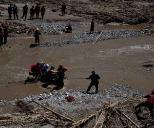 Unos 3,000 efectivos, entre policías, militares y miembros de Protección Civil, coordinan esfuerzos junto a los vecinos para excavar entre la masa de barro.