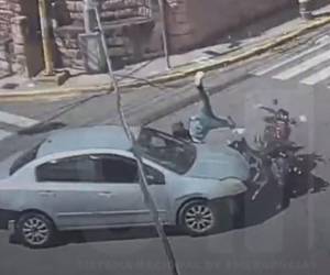 El motociclista voló algunos metros por el fuerte impacto.