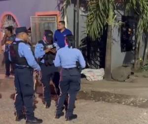 El cuerpo del fallecido estaba tendido a unos pasos de la entrada a su casa.