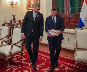 El presidente uruguayo Luis Lacalle Pou junto a su homologo paraguayo Mario Abdo Benítez.