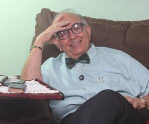 El doctor Denis Castro Bobadilla encarna esa rara avis de la vida pública hondureña: el profesional exitoso que no necesita del poder para ser feliz, porque su verdadera fortuna la lleva grabada en la memoria, blindada por el conocimiento y mecida por las notas eternas de Bach.