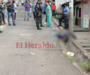 El hombre murió en plena vía pública debido a un disparo en el abdomen.