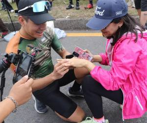 Abdel Medina sorprendió a todos al pedir matrimonio a su novia Nancy Coello justo al final del recorrido de la Vuelta El Heraldo 2025, frente al Coliseum Nacional de Ingenieros. Un momento inesperado que sorprendió a todos.