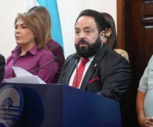 Señala además que Trump incurrió en un acto de coacción sin precedentes contra la soberanía de un país en el mundo.