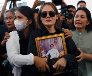 Las autoridades tailandesas elevaron este sábado a nueve el número de fallecidos por el tiroteo registrado el viernes en Tailandia que afectó a una escuela al norte de Bangkok, tras confirmar la muerte de una estudiante.