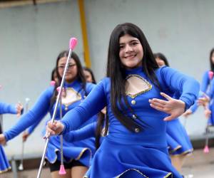 Las palillonas del Instituto Yave Nissi ensayan sus coreografías para participar en los desfiles del 15 de septiembre.