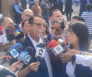 La defensa del expresidente Juan Orlando Hernández Alvarado declaró en las inmediaciones de la Sala Sexta del Tribunal de Sentencia.